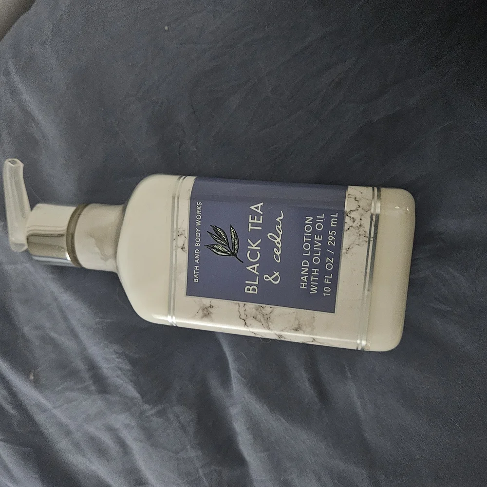 RARE & DISCONTINUED *& BATH & BODY Black Tea & Cedar Hand Lotion